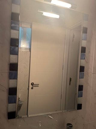Lavabo cristal, mueble bajo, espejo, cubos pared.