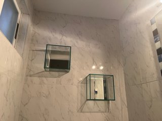 Lavabo cristal, mueble bajo, espejo, cubos pared.