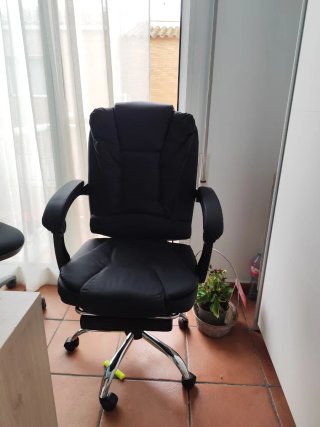 Silla de oficina negra con reposapiés