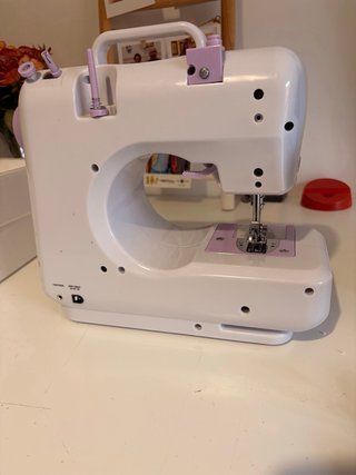 Máquina de coser doméstica blanca