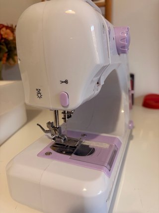 Máquina de coser doméstica blanca
