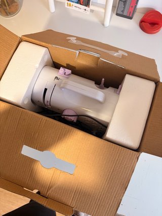 Máquina de coser doméstica blanca