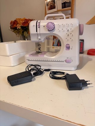 Máquina de coser doméstica blanca