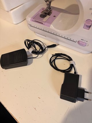 Máquina de coser doméstica blanca