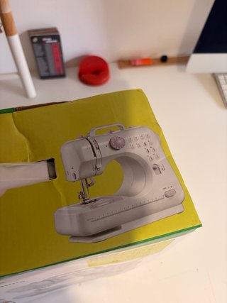 Máquina de coser doméstica blanca