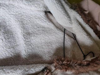 Abrigo beige con capucha y pelo