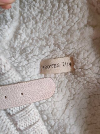 Abrigo beige con capucha y pelo