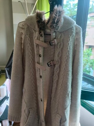 Abrigo beige con capucha y pelo