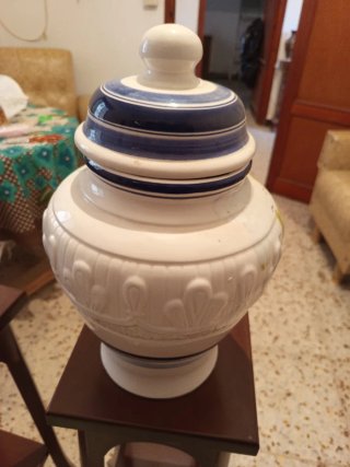 Jarrón de cerámica pintado a mano