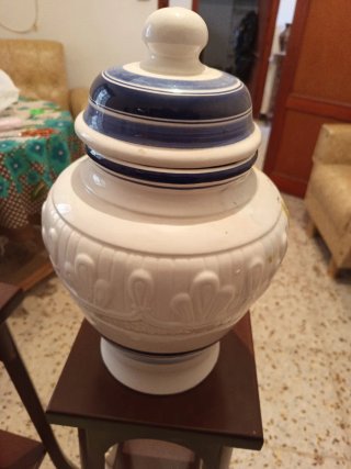 Jarrón de cerámica pintado a mano