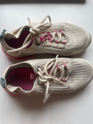 Sapatilhas Zara bege e rosa