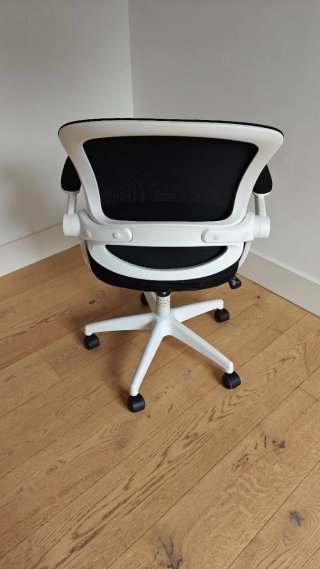 Silla de oficina ergonómica negra y blanca