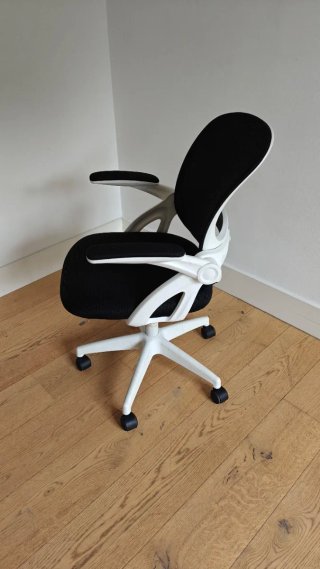Silla de oficina ergonómica negra y blanca