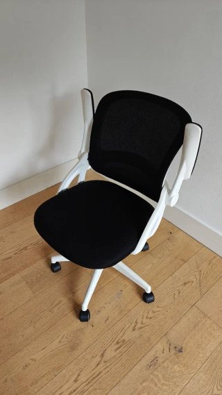 Silla de oficina ergonómica negra y blanca