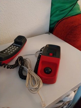 Teléfono antiguo rojo