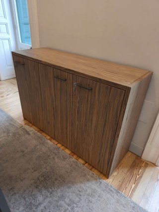 Mesa de oficina y armario archivador