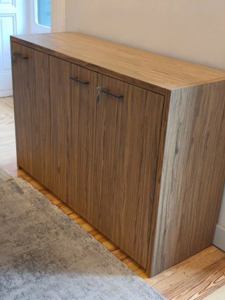 Mesa de oficina y armario archivador