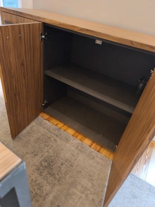 Mesa de oficina y armario archivador