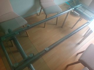 Mesa de cristal y metal plateado