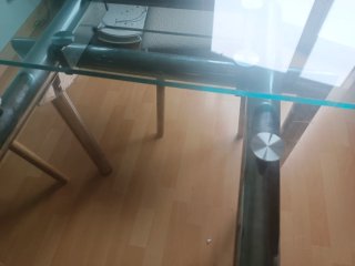 Mesa de cristal y metal plateado
