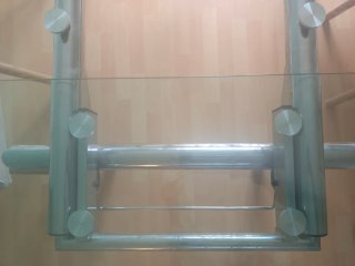 Mesa de cristal y metal plateado