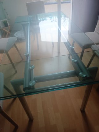 Mesa de cristal y metal plateado