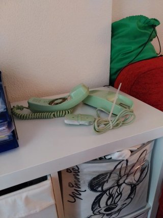 Teléfono antiguo verde