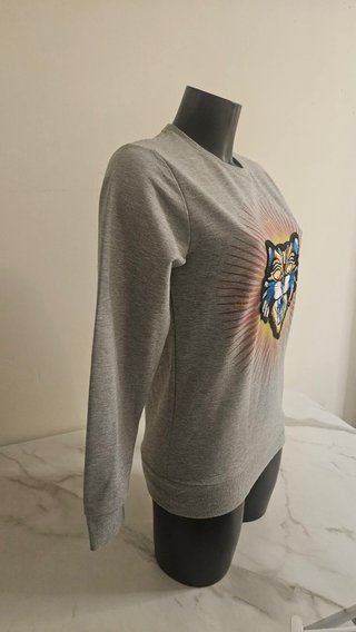 Sudadera Gris con Estampado de Tigre