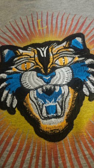 Sudadera Gris con Estampado de Tigre