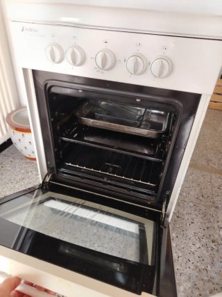 Cocina y horno de gas blanca