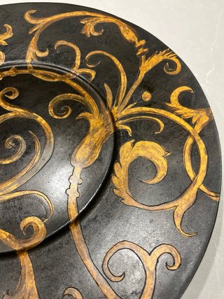Plato decorativo grande negro y dorado