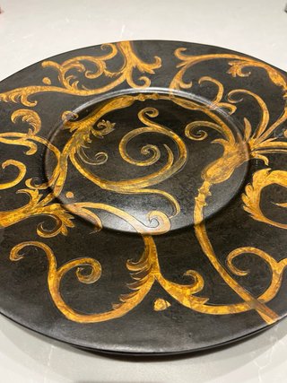 Plato decorativo grande negro y dorado