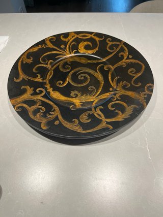 Plato decorativo grande negro y dorado