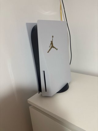 PS5 Edición Digital + Skin Jordan + 2 Mandos