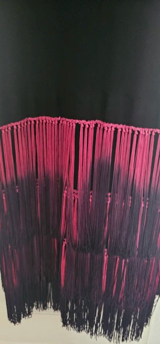 Vestido  negro con flecos rosa
