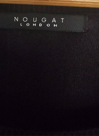 Vestido  negro con flecos rosa