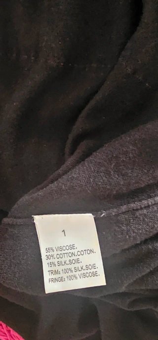 Vestido  negro con flecos rosa