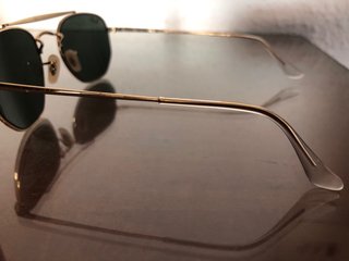 Gafas Ray-Ban doradas y negras con funda