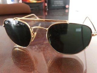 Gafas Ray-Ban doradas y negras con funda