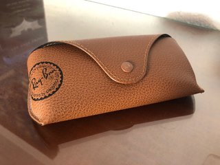 Gafas Ray-Ban doradas y negras con funda