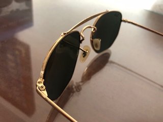 Gafas Ray-Ban doradas y negras con funda