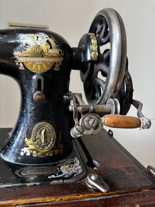 Máquina de coser Singer antigua con manivela
