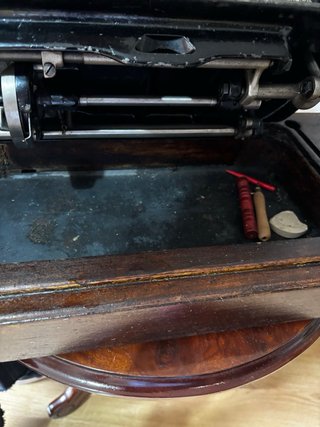 Máquina de coser Singer antigua con manivela