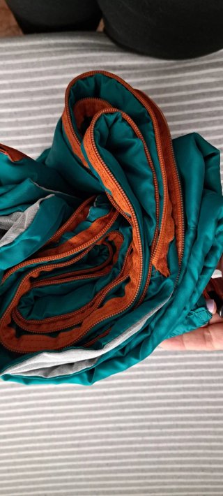 Saco de dormir azul y naranja