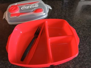 Taper Coca-Cola con cubiertos