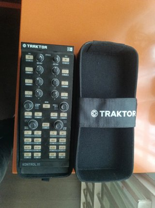 Controladora DJ Traktor Kontrol X1