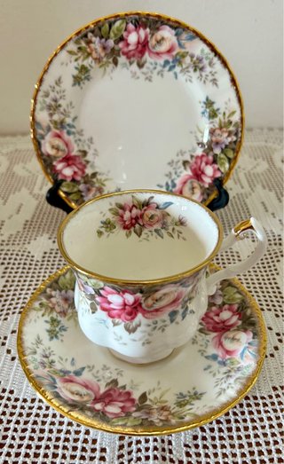 Mix Tazza e due piattini Queen Anne/Royal Albert