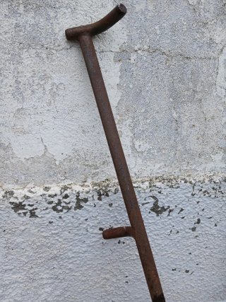 Guadaña antigua de metal