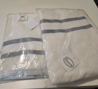 Coppia asciugamani bianchi con ricamo grigio