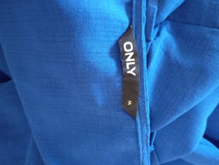 Mono azul con cinturón y volantes